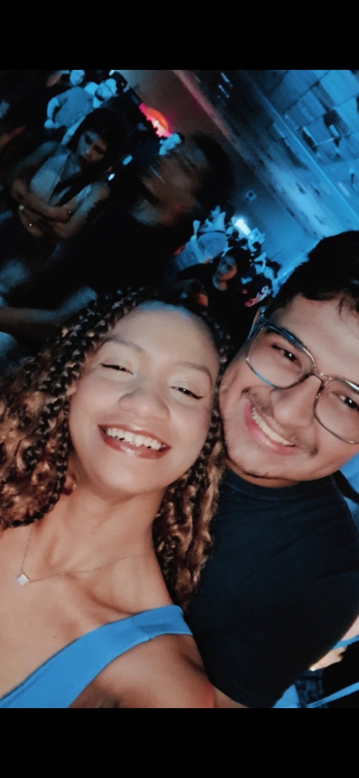 Rick e Sofia sorrindo juntos no show