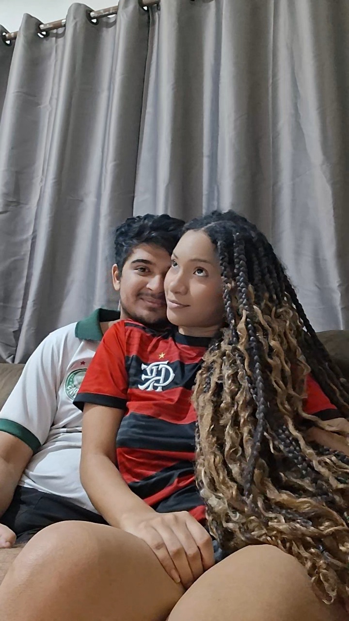 Rick e Sofia com camisas do Palmeiras e Flamengo